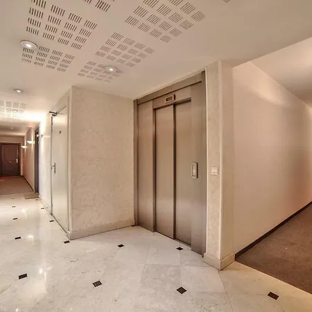 Spacious In The Heart Of The 11 Arr Apartment